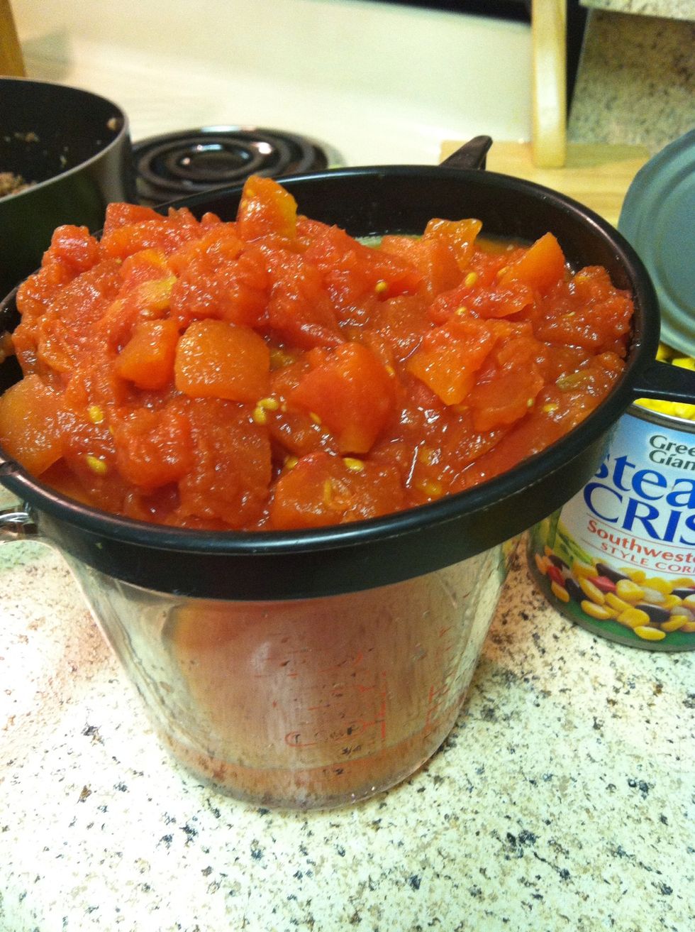 Drain the 2 tomatoes and the corn.