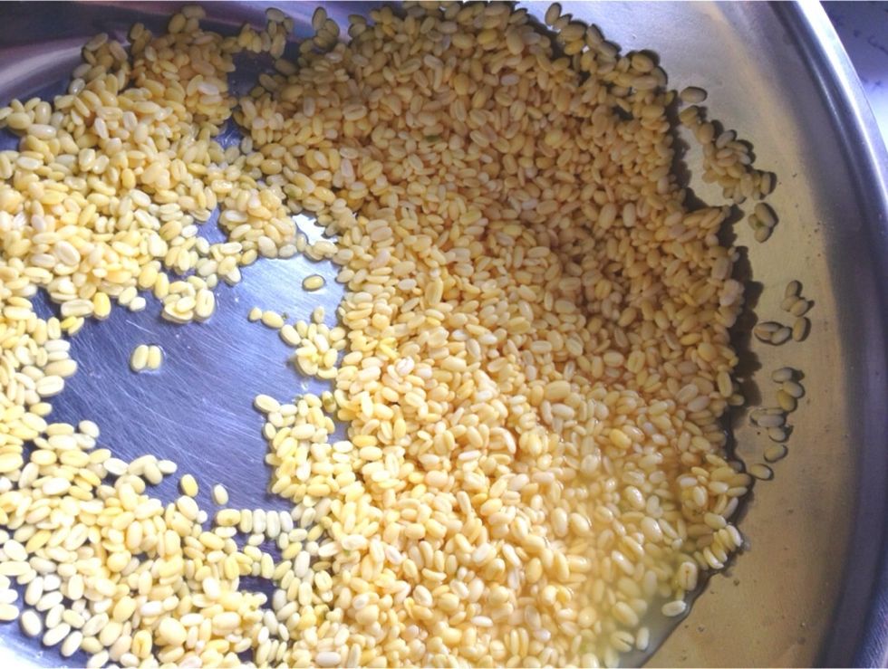 Drain the excess water and we can see it clear that the mung dal has transformed. Bigger and softer. Note: use the soaking water to water ur plantation, do not throw it away