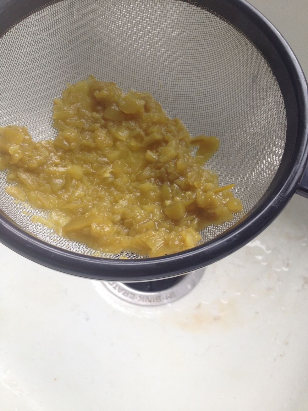Drain the liquid from the green chilies.