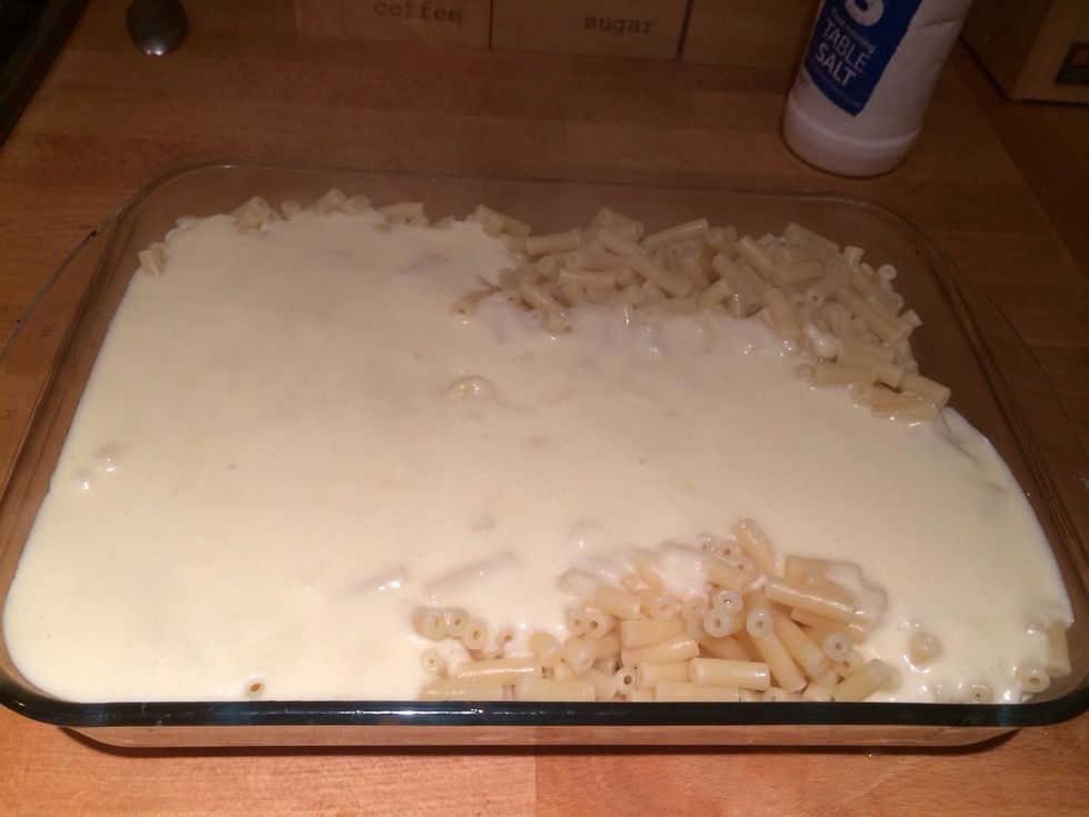 Drain the pasta and put it in a large baking tray, pour the cheese sauce over the pasta and stir.