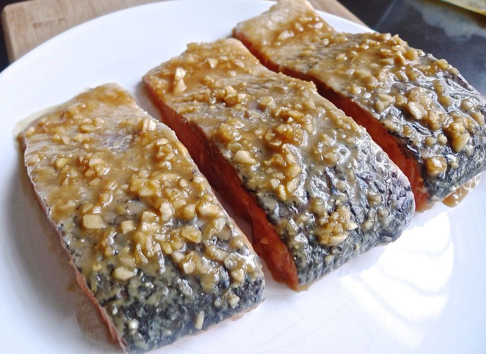 Drain the salmon fillets, place on a plate after removing from the refrigerator 20 minutes before grilling to bring to room temperature.