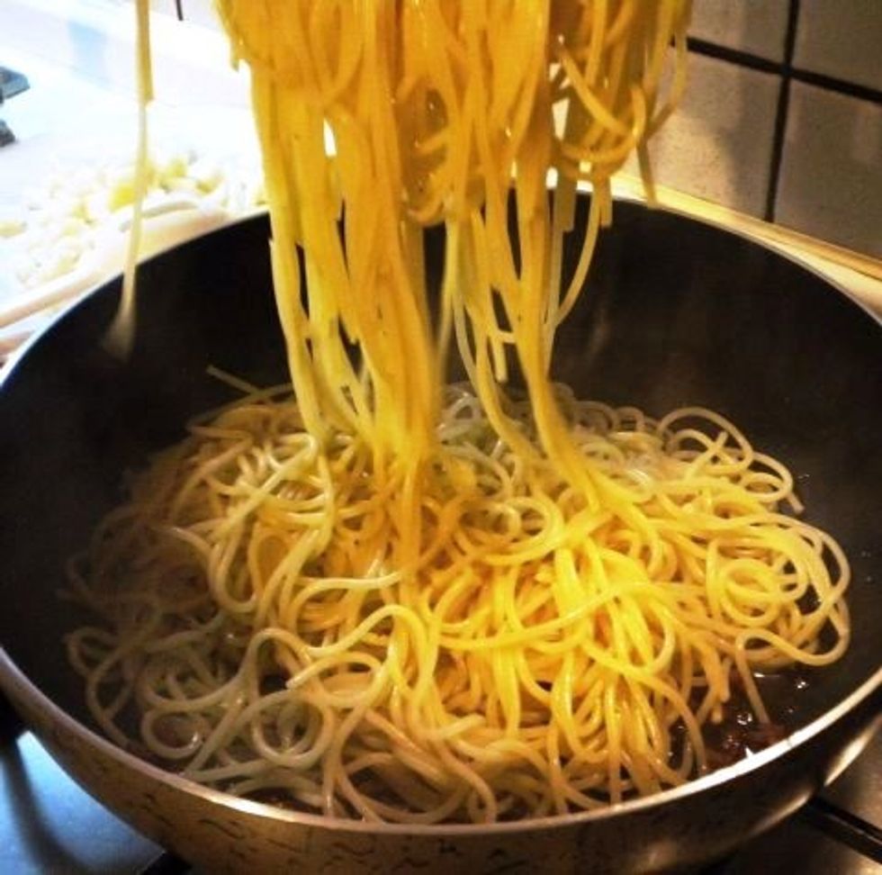 drain the spaghetti and toss in pan with the bacon, add the beaten eggs and mix