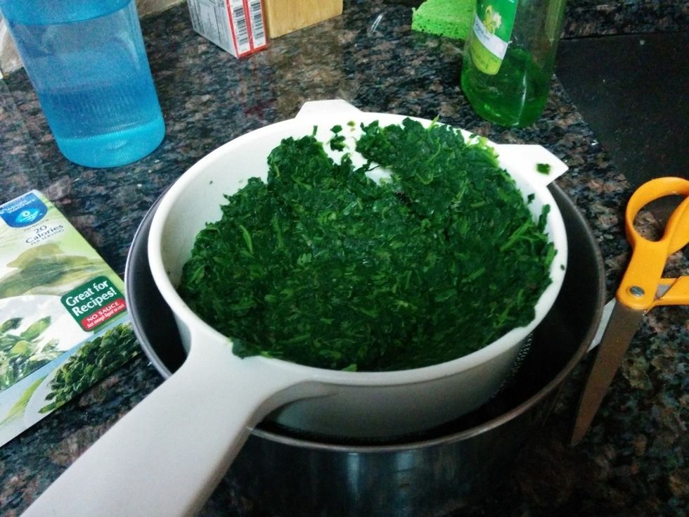 Drain the spinach in a strainer and squeeze out excess liquid.