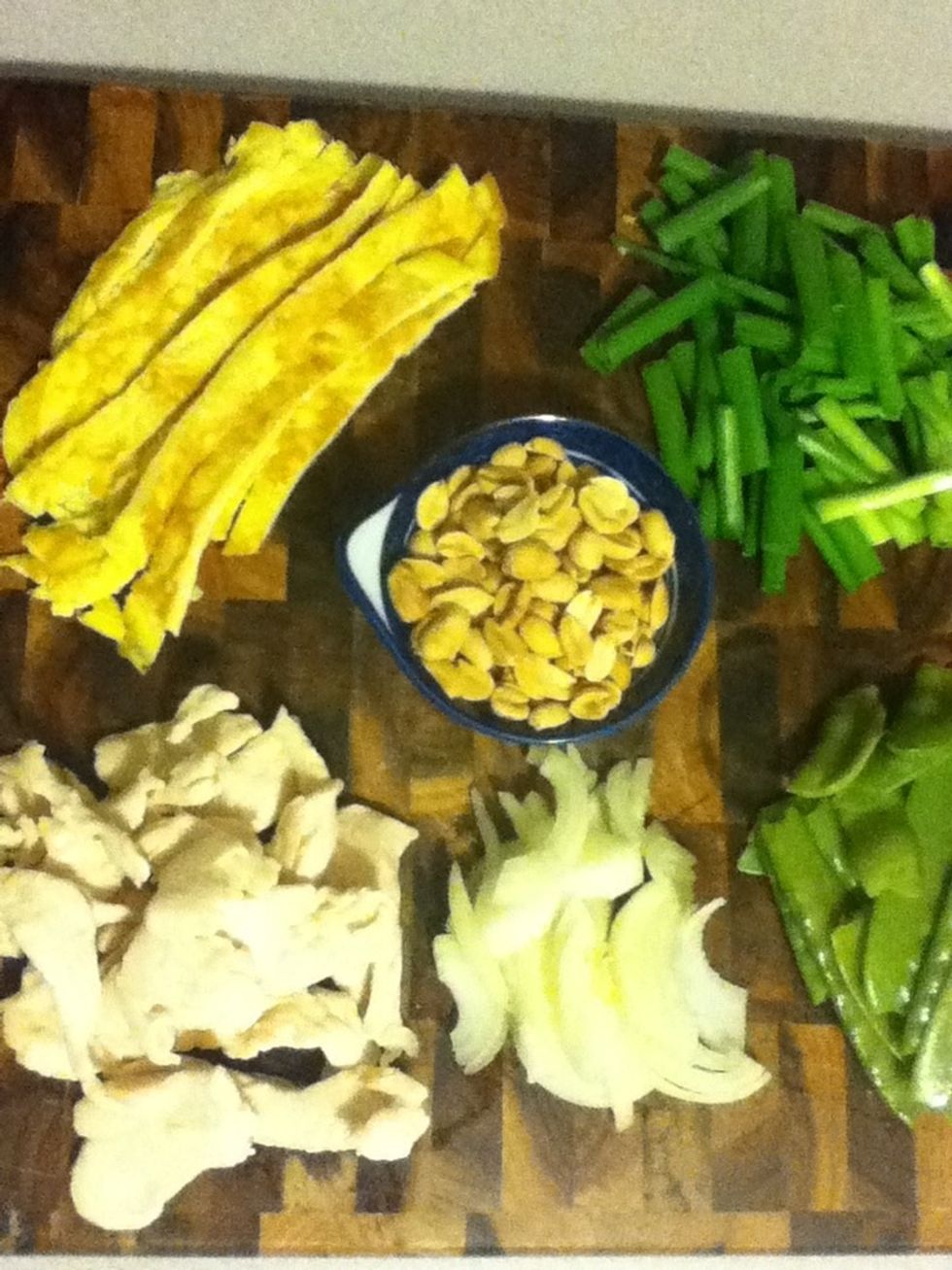 Drain yer noodles after a half hour, chop a small onion, and you're done with prep! Look at that mise en place. I should get paid for this.