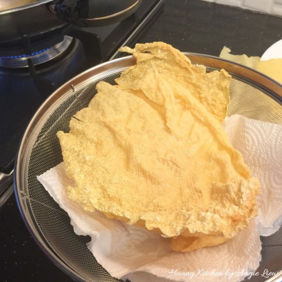 Drained the fried beancurd skin on a tray lined with paper towels to remove excess oil. Set aside for later use.