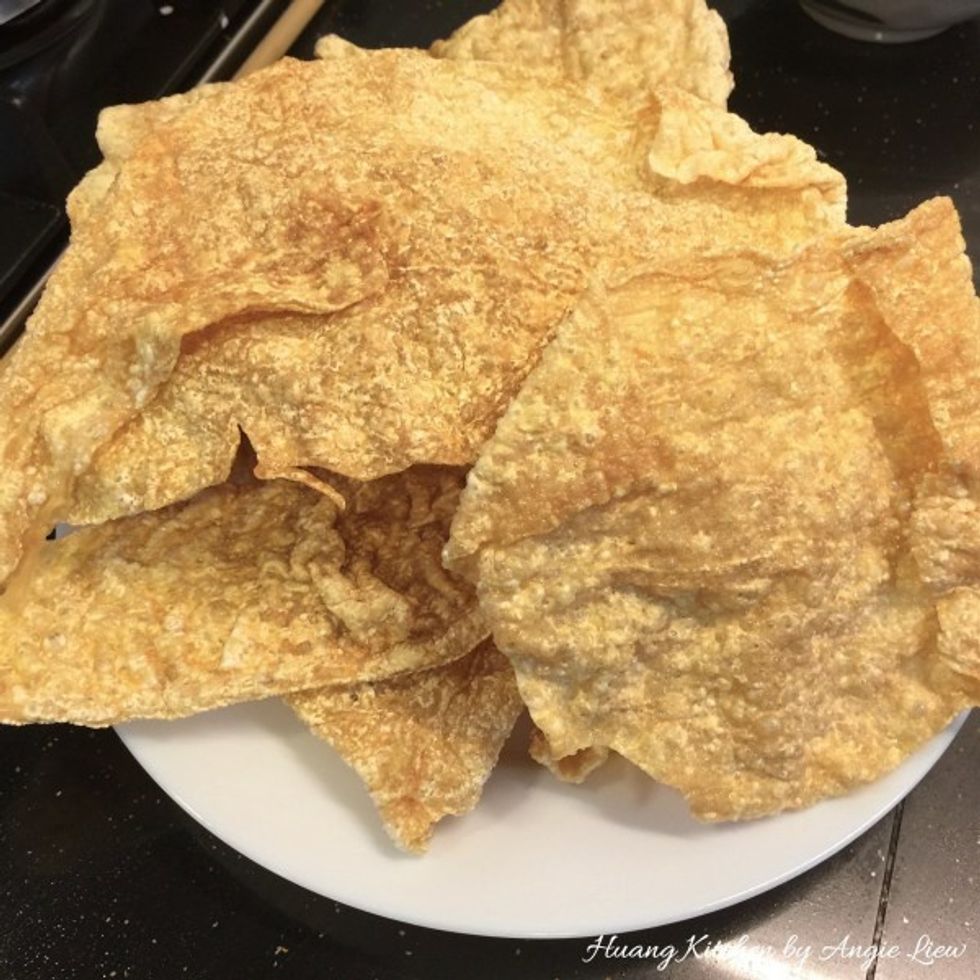 Drained the fried beancurd skin on a tray lined with paper towels to remove excess oil. Set aside for later use.