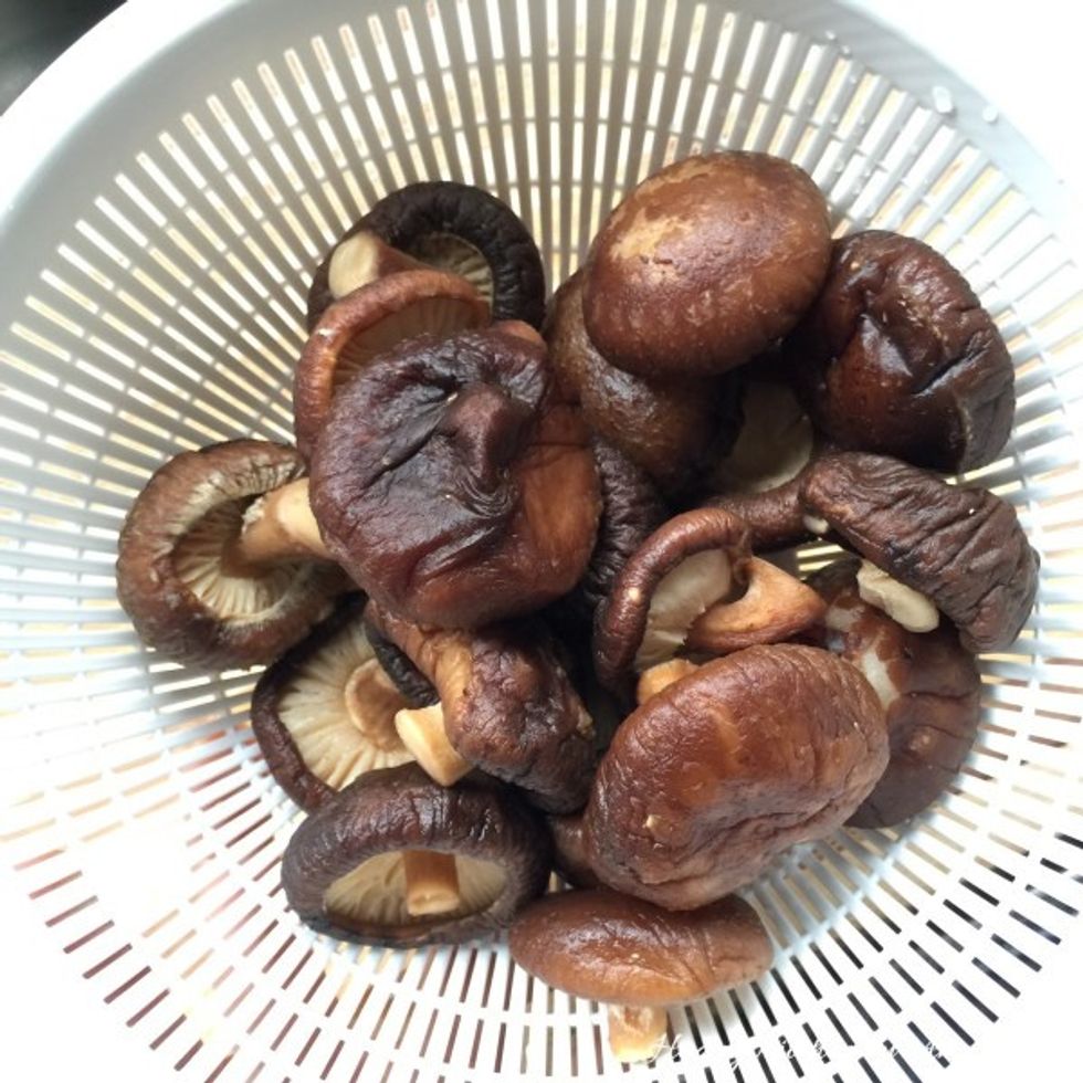 Drained the rehydrated shiitake mushrooms.
