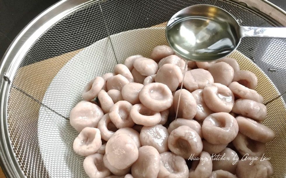 Drained the water and then drizzle cooking oil to coat the abacus seeds evenly to prevent them from sticking together. Set aside while you prepare the ingredients to stir fry them.