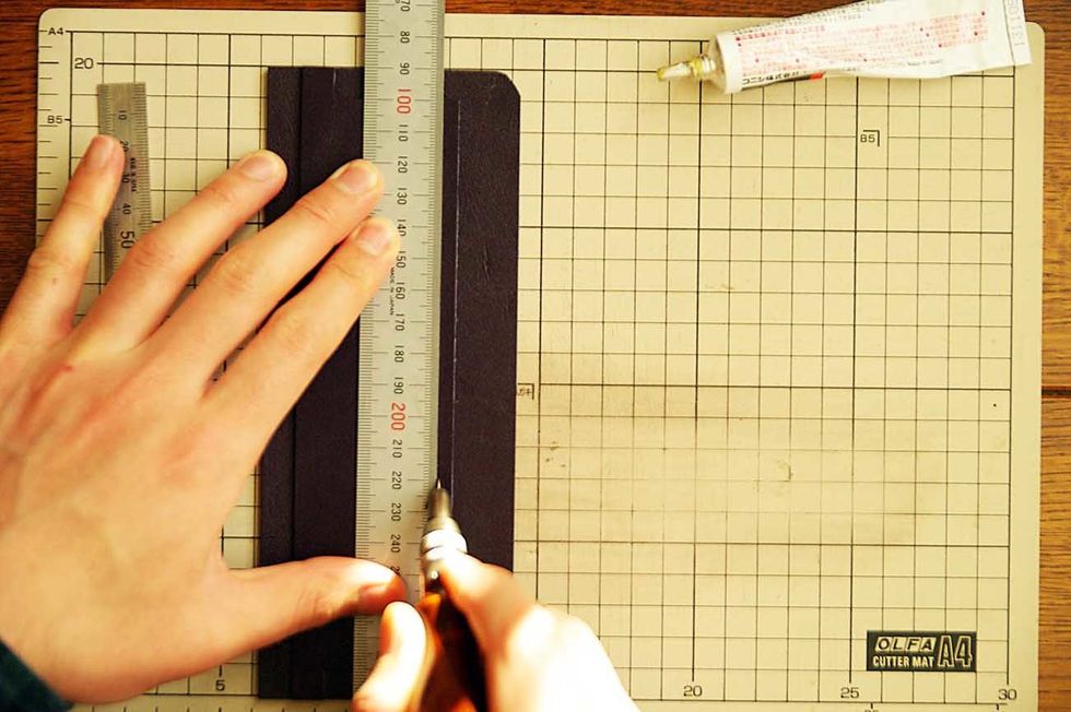 Draw a line to show the sewing line.At this time, draw a line about 0.1 inch away the sewing line from the edge.