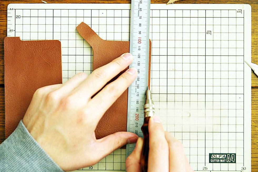 Draw a line to show the sewing line. At this time, draw a line about 0.1 inch away the sewing line from the edge.