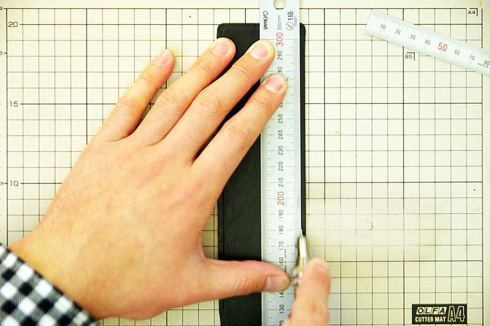 Draw a line to show the sewing line. At this time, draw a line about 0.1 inch away the sewing line from the edge.