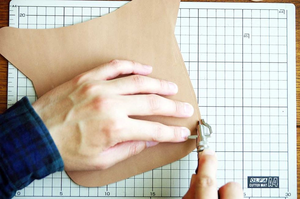 Draw a line to show the sewing line.At this time, draw a line about 0.1 inch away the sewing line from the edge.