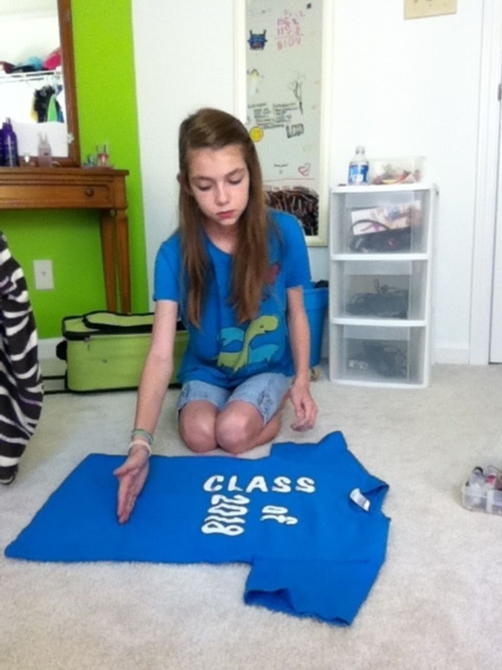 Draw an imaginary line across the belly, stopping at the shoulder.