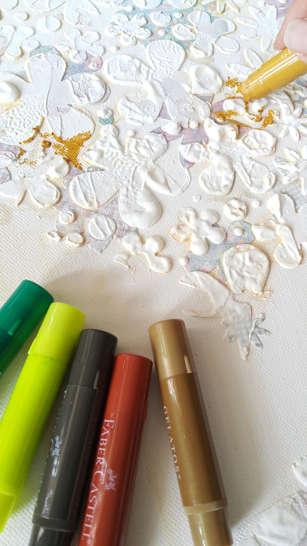 Draw on a color of Faber-Castell Gelatos randomly on the canvas