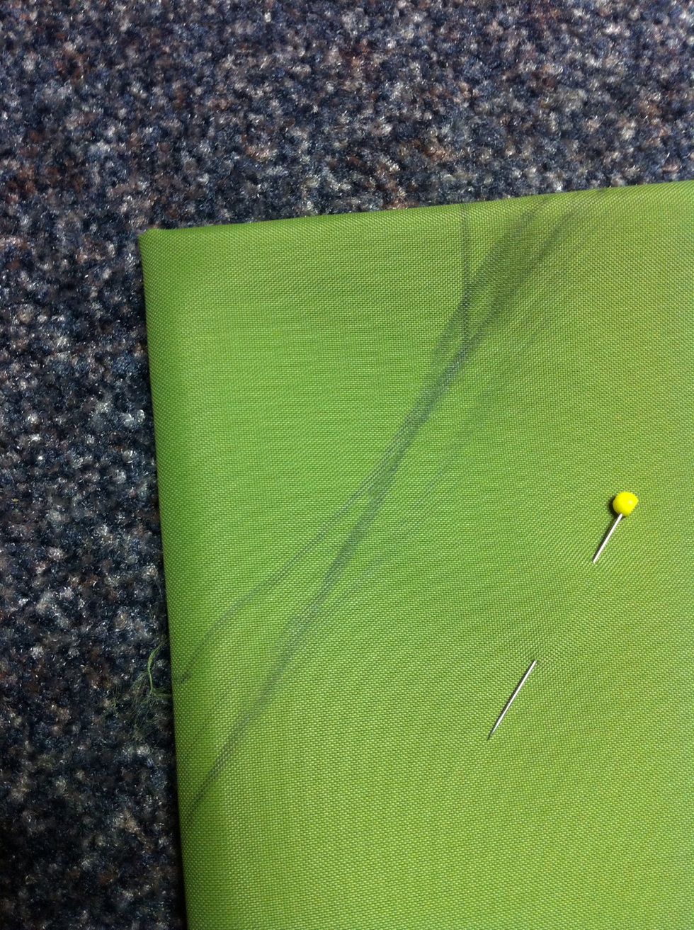 Draw on a triangle at the corner of the piece, where there are no open ends. Mark off one corner of the triangle, where there are 2 folded sides.