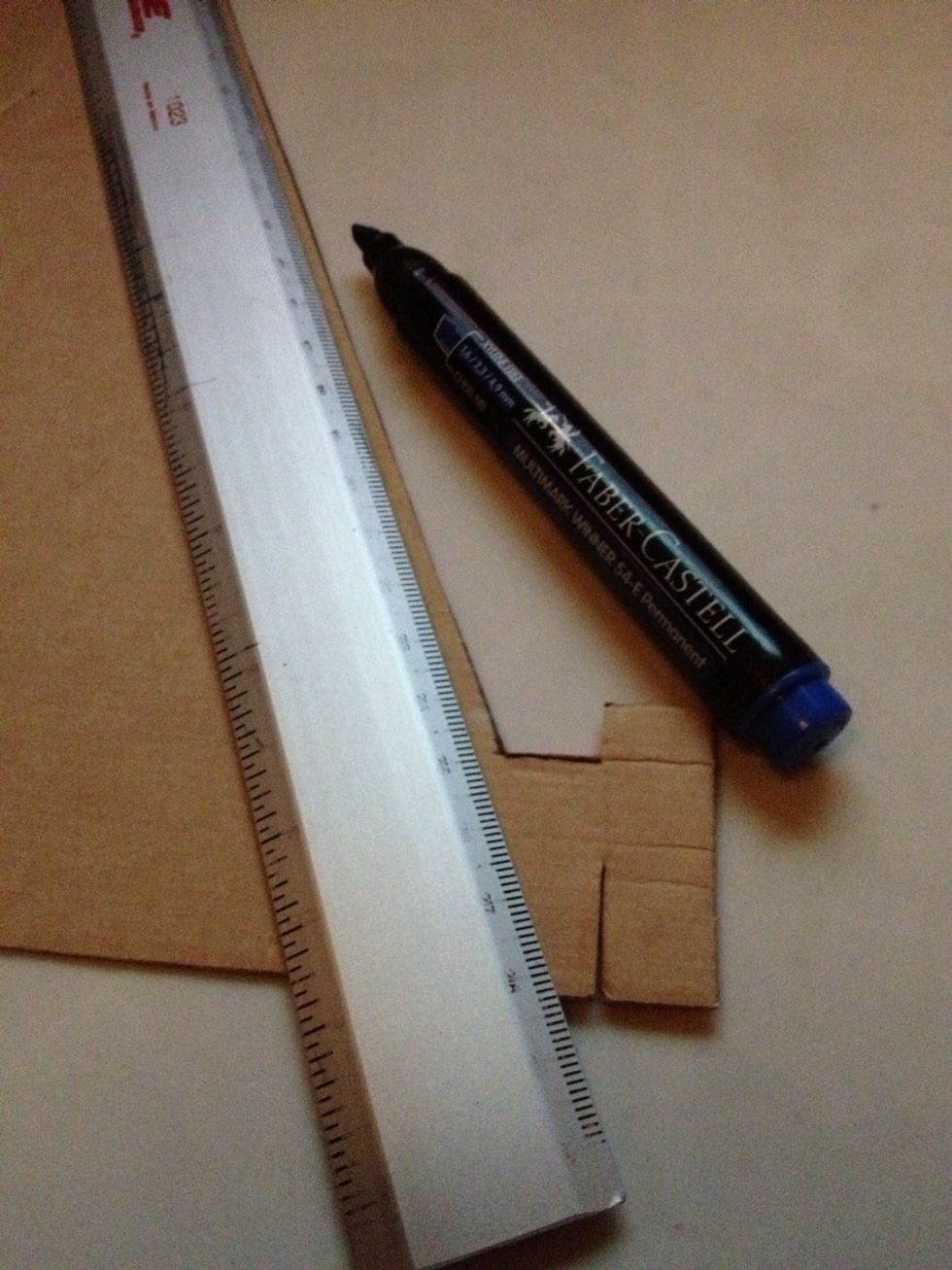 Draw on the cardboard, a tilted line,, the upper part must be narrower than the bottom; in this way, the iPad will rest properly without falling off