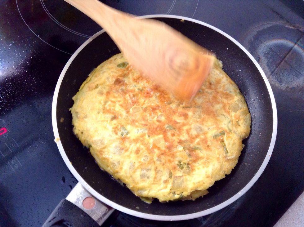 Draw the edge in gently with a palette again. It will be ready in 3-4 minutes. Turn the heat of and let the omelette sit in the pan for 2-3 minutes.