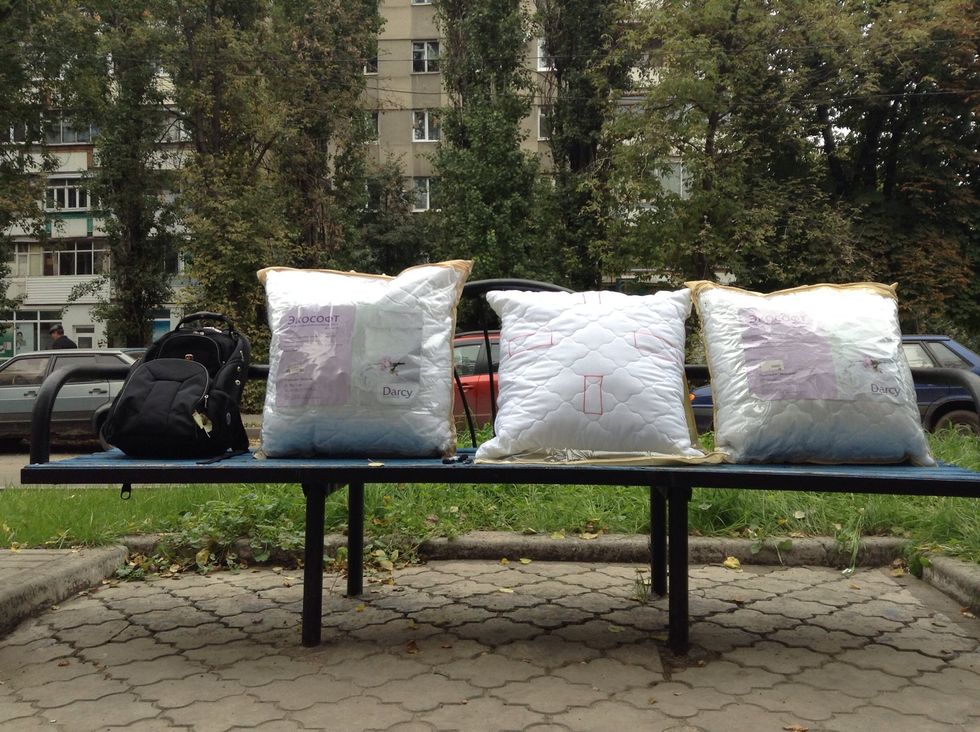 Draw the war paint. Just draw it and have fun. Make lines with fast and long movements of your hand. This way paint does not soak surface and filling of the pillow.