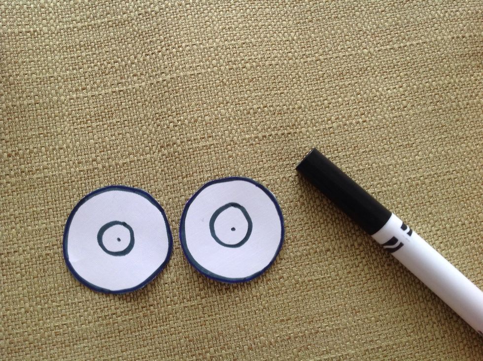 Draw two smaller circles in the middle of each one, the smaller circles should not be bigger than 1.5 cm.