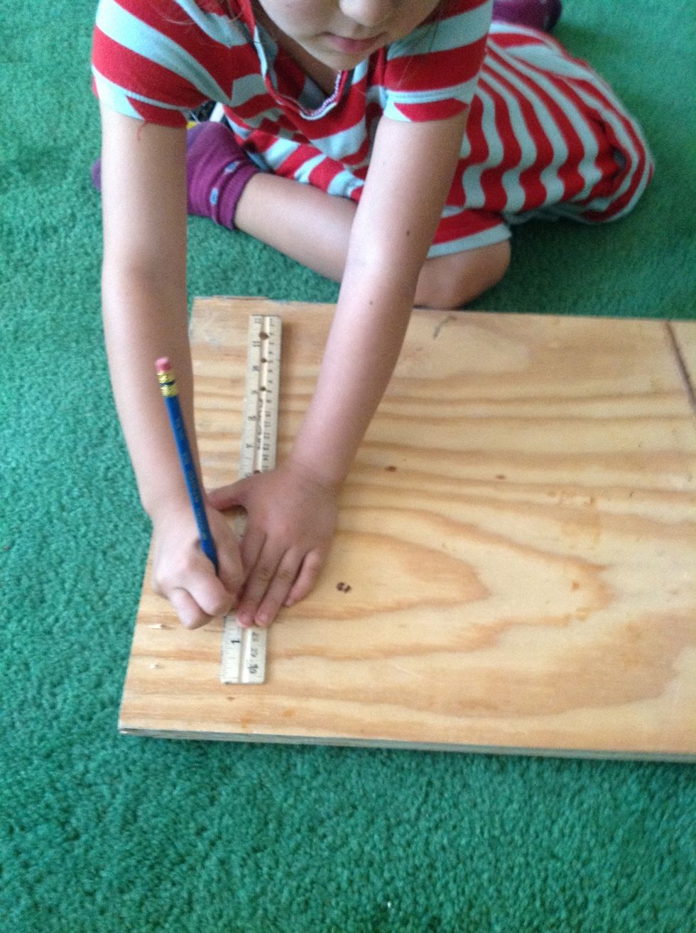 Draw your outline, marking a line at each inch interval.