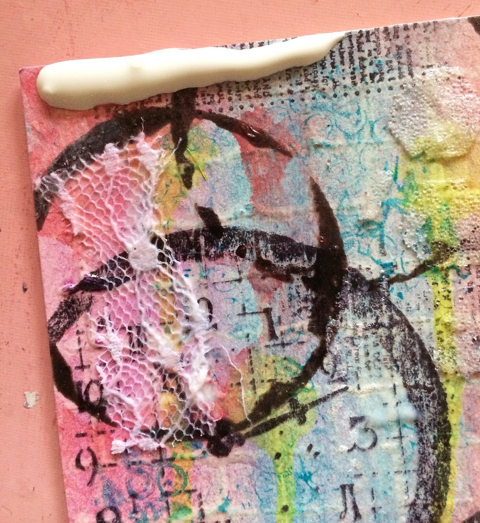 Dribble a line of white gesso along the top left corner. Turn your board straight up and allow the gesso to drip. Lightly tapping helps if the gesso doesn't move.