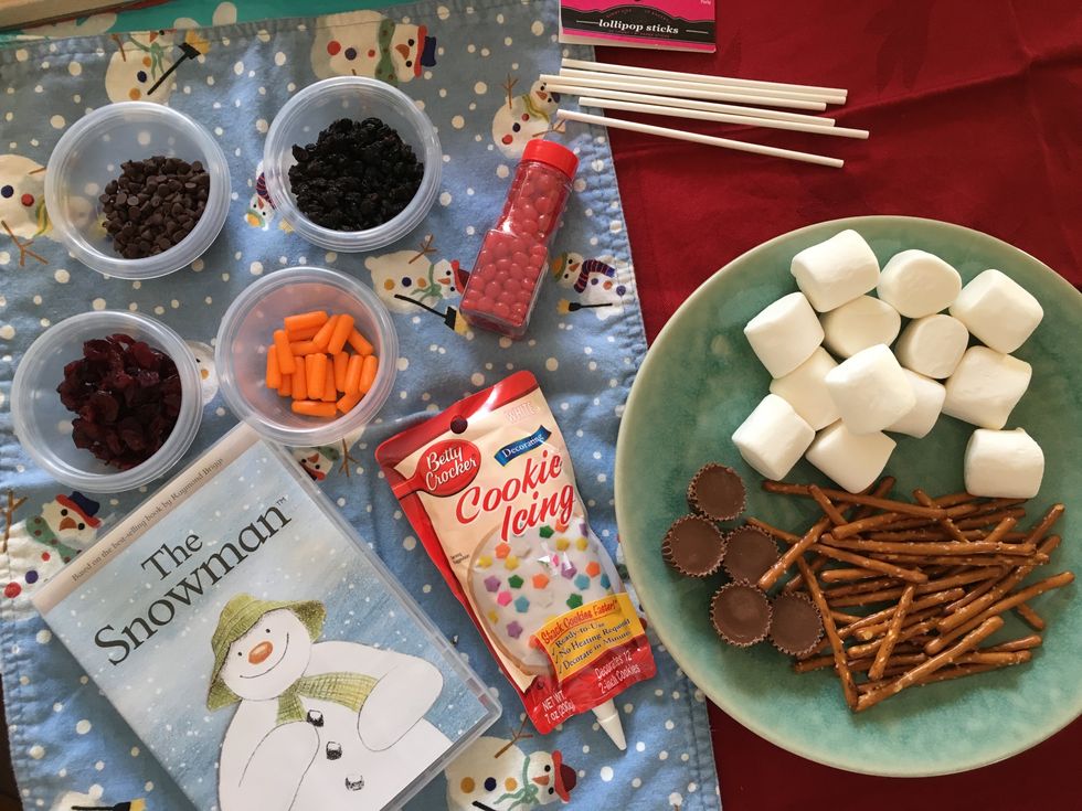 Dried cranberries and currents can be used for nose, mouth and eyes.  The video "the Snowman"  is a perfect inspiration for children before making these and melting snowmen cookies!!!