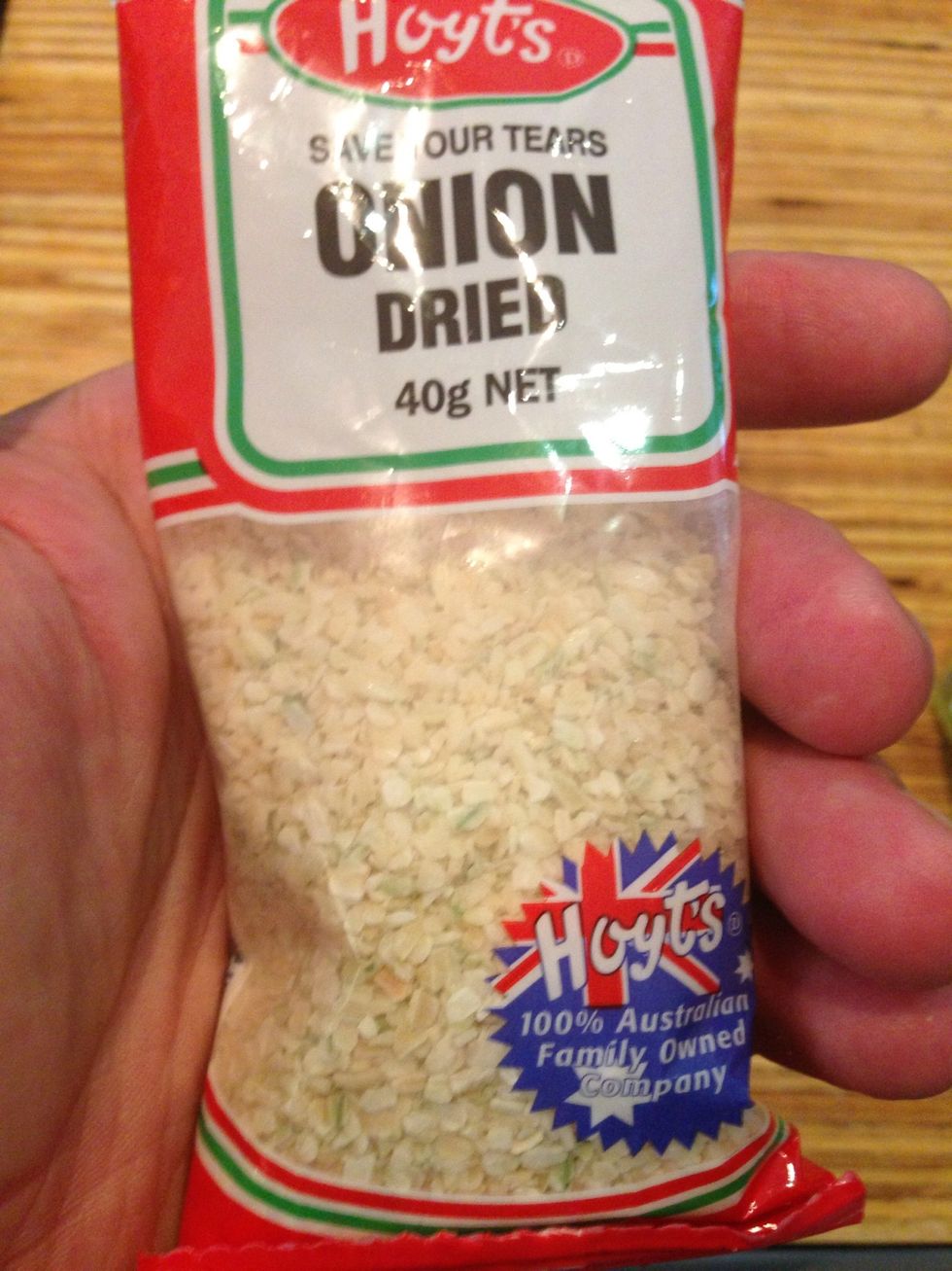 Dried onion flakes
