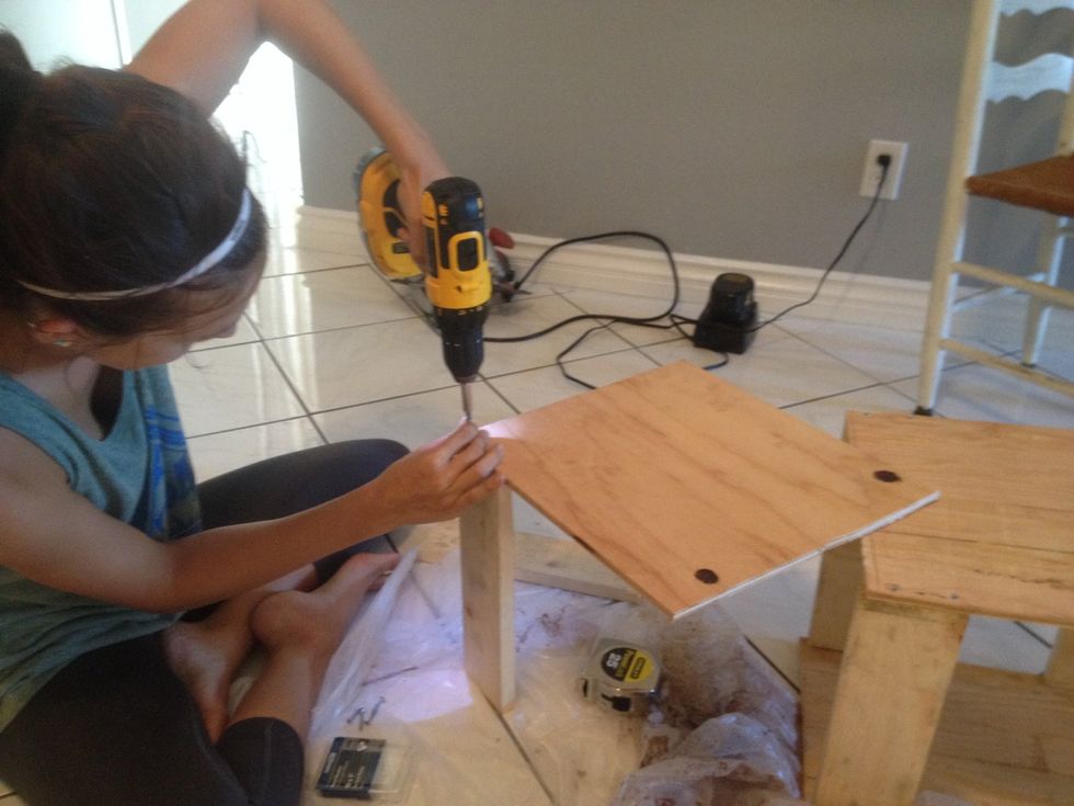 Drill the last 4 legs into the last piece of plywood. You can now use the rest of the table as support!