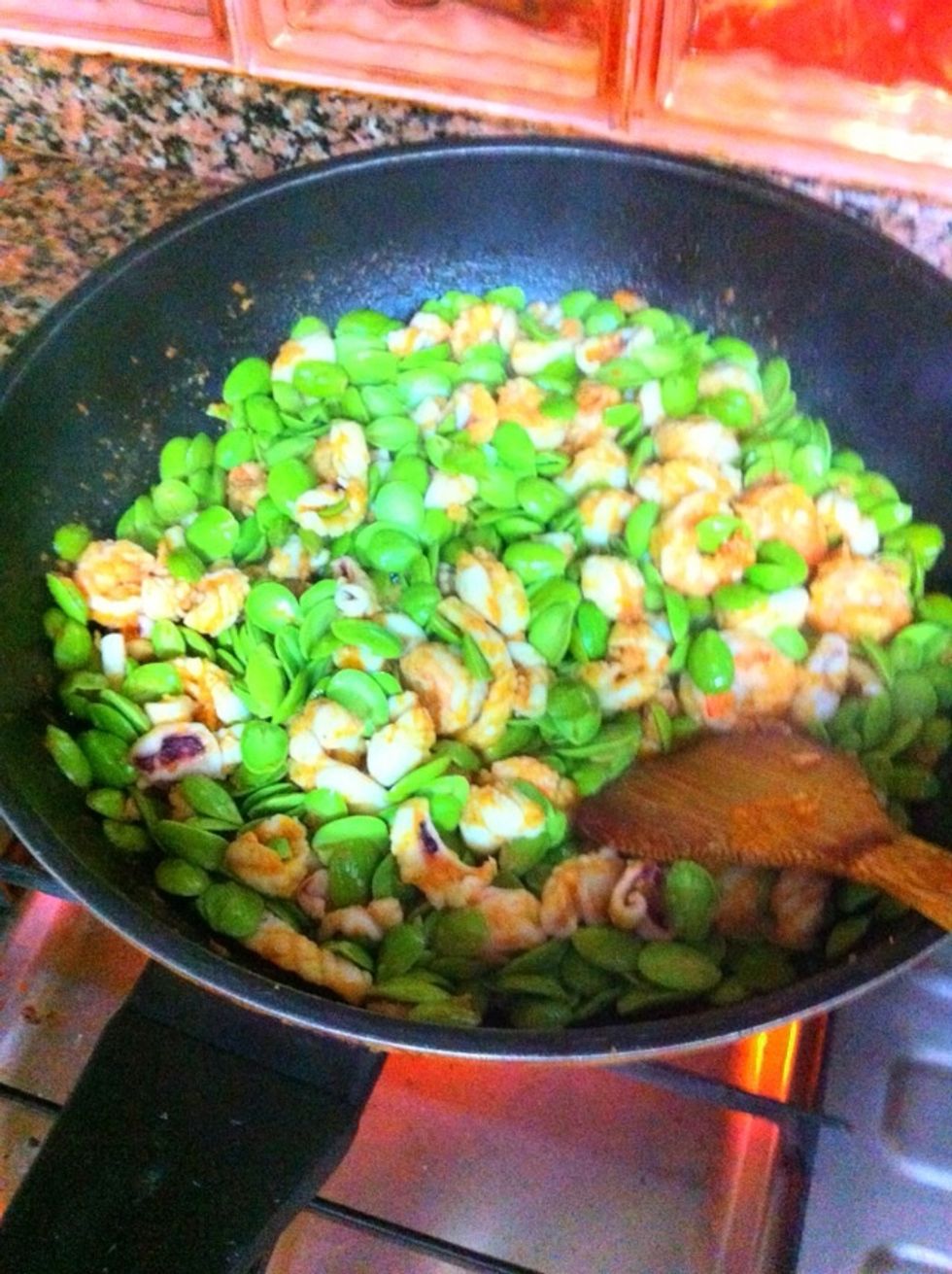 Drizzle a little bit of soya sauce to taste, stir well.