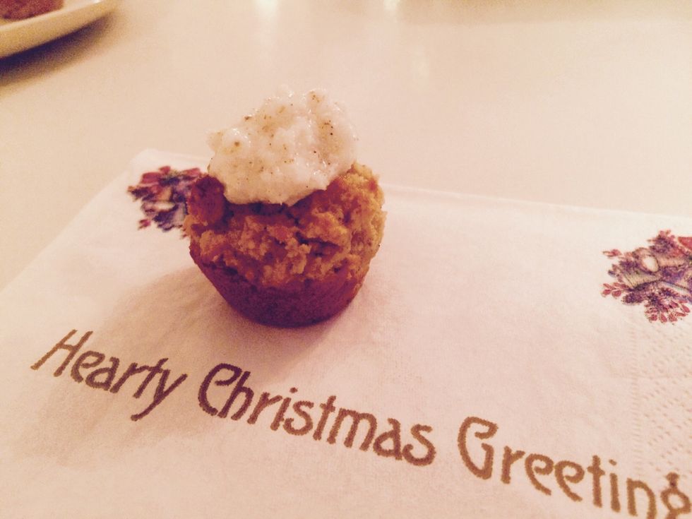 Drizzle some cardamom on each muffin. (Frosting and muffins can be stored in the fridge)