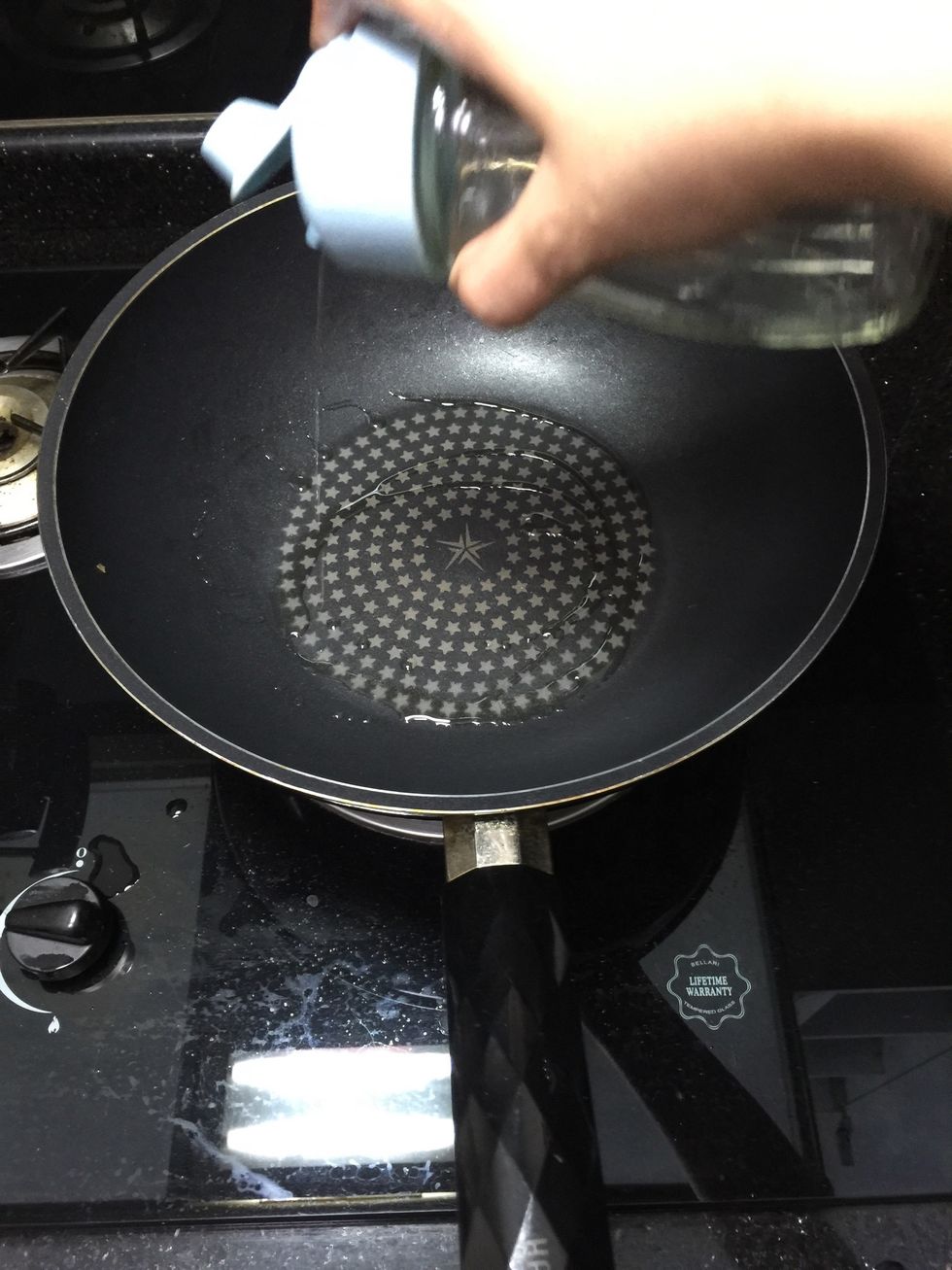 Drizzle some oil on your fav pan.