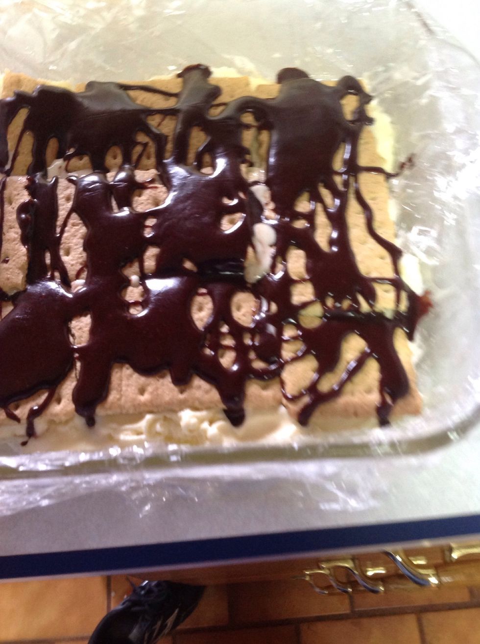 Drizzle with 1/4 cup fudge sauce and freeze 15 min.