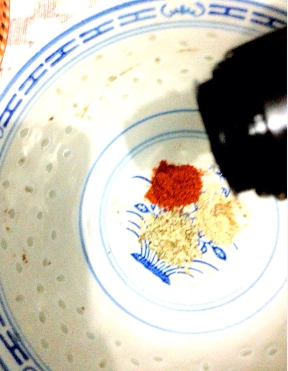 Drizzled some light olive oil and mix it up. If you happen to use instant noodle, you may skip this part coz the instant noodle already gives u an instant seasoning. However, lots of MSG inside