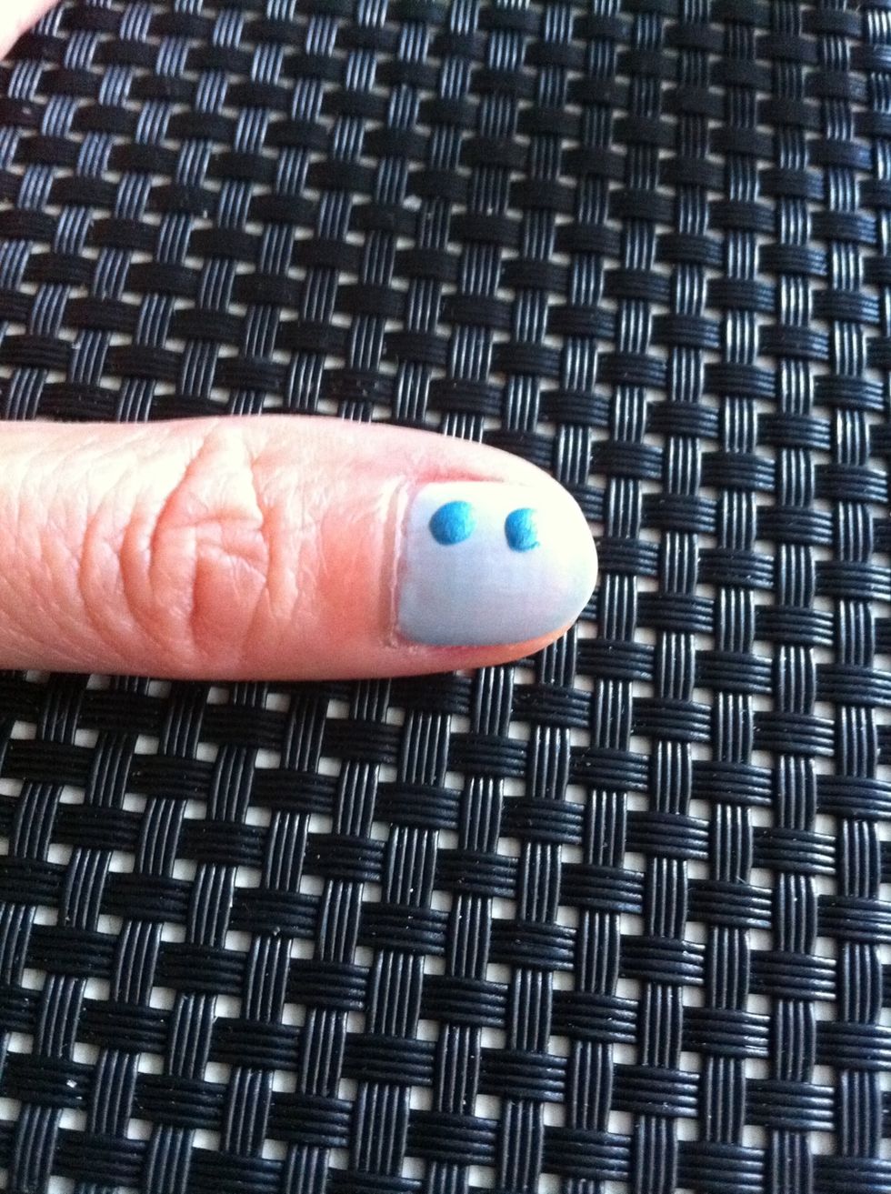Drop 2 little blobs of the dark blue colour on your nail. Like this \ue232.