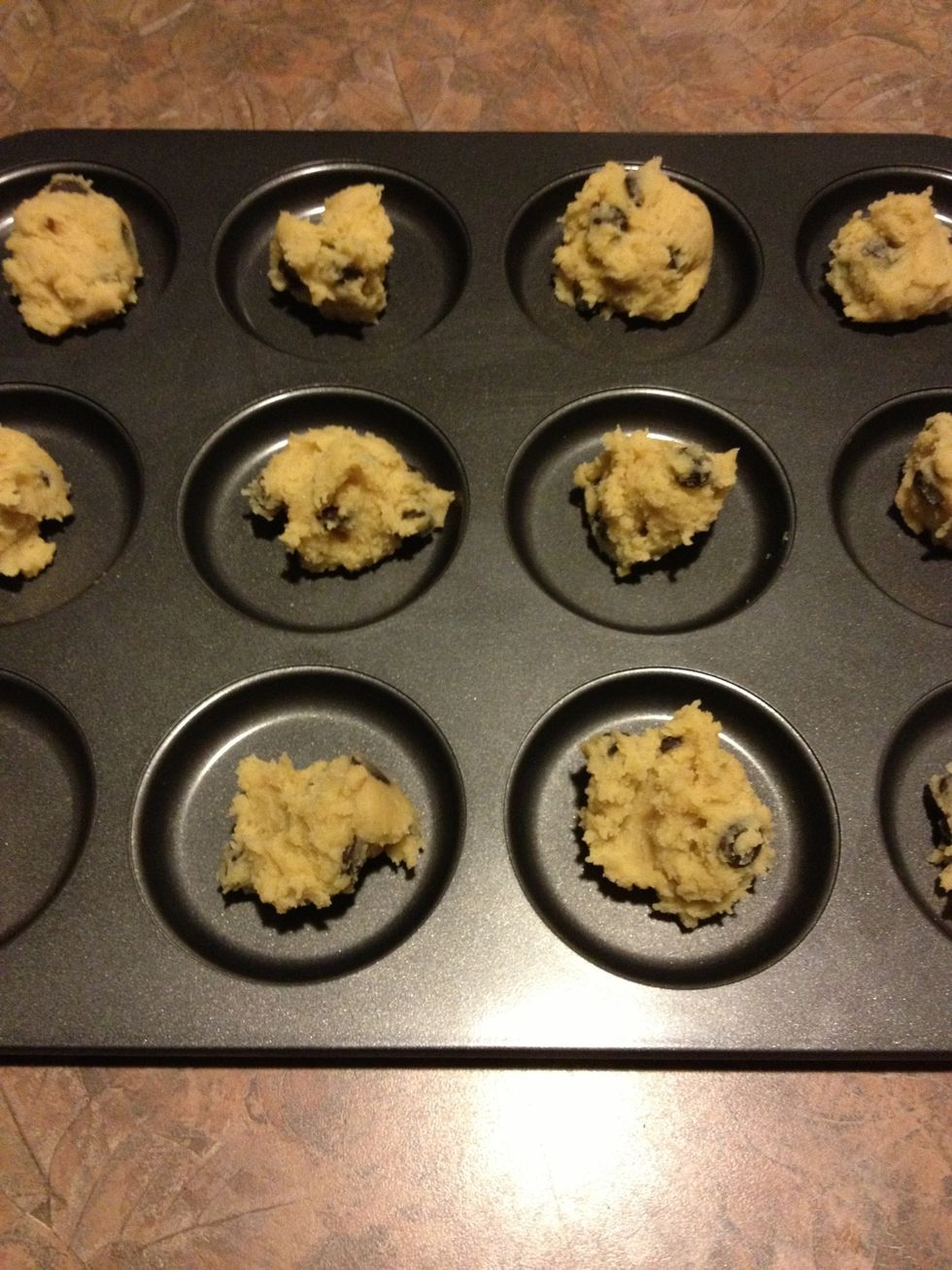 Drop a spoonful on the tray.