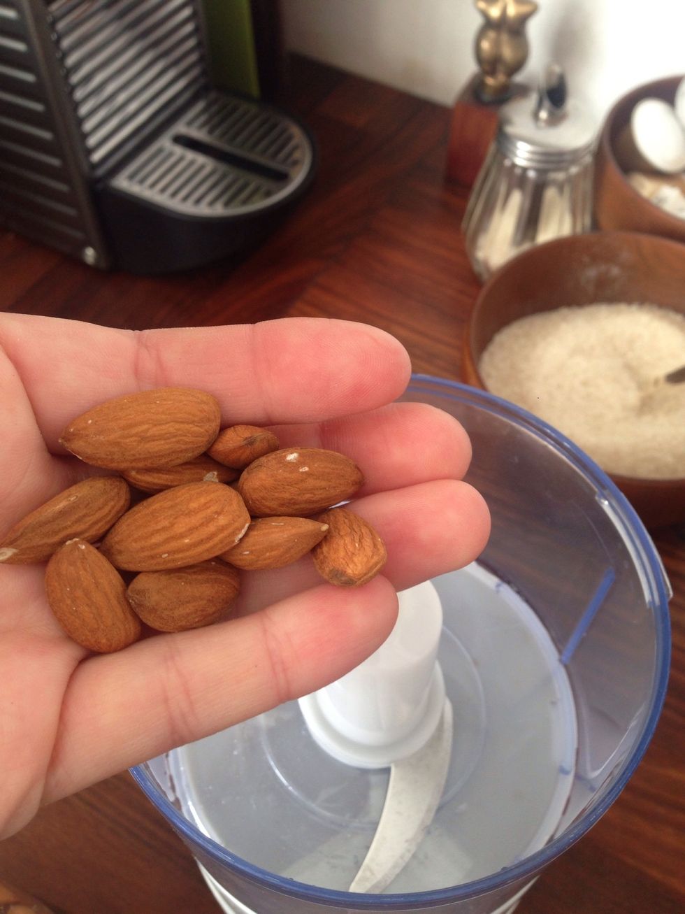 Drop almonds and hasslenuts ind the food processor