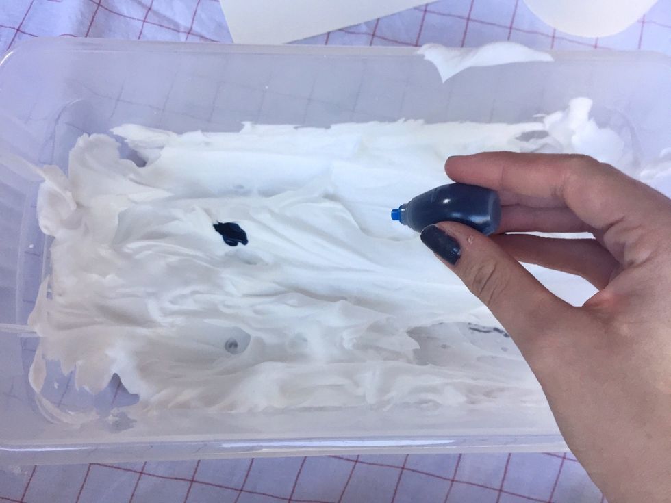 Drop food coloring into the shaving cream (up to three colors is recommended to avoid a "muddy" print)