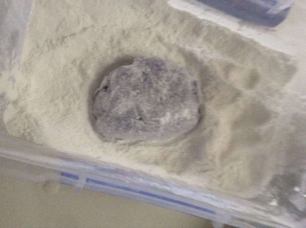 Drop it into a container filled with rice flour and roll it around to cover the whole ball/blob