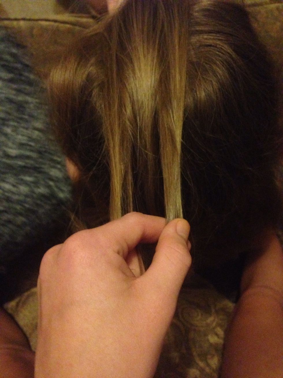 Drop the middle piece and keep holding the 2 ends.