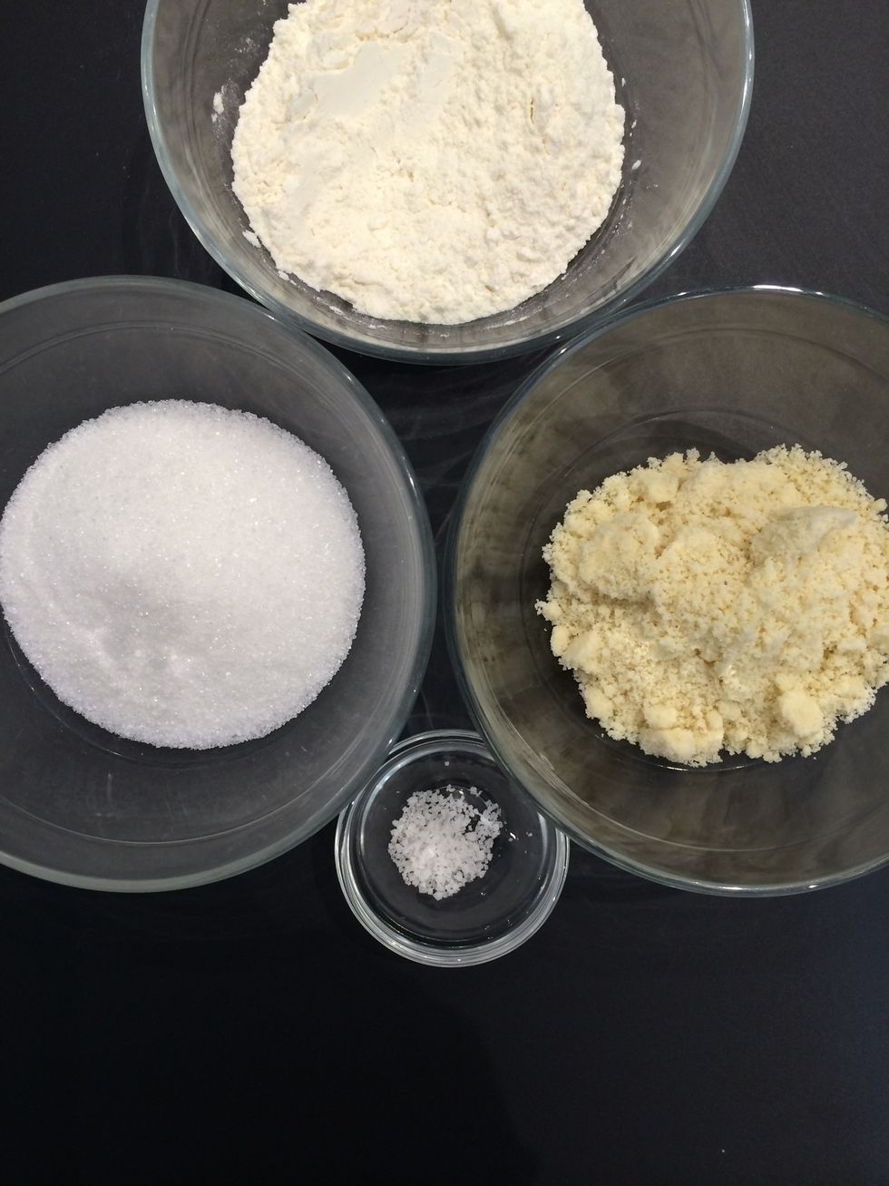 Dry ingredients: 100flour, sugar (any color) 120 g. Here I photographed almond meal 50g (optional) and a pinch of salt