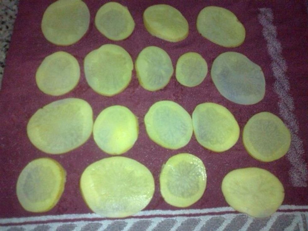 Dry the potato slices in a towel