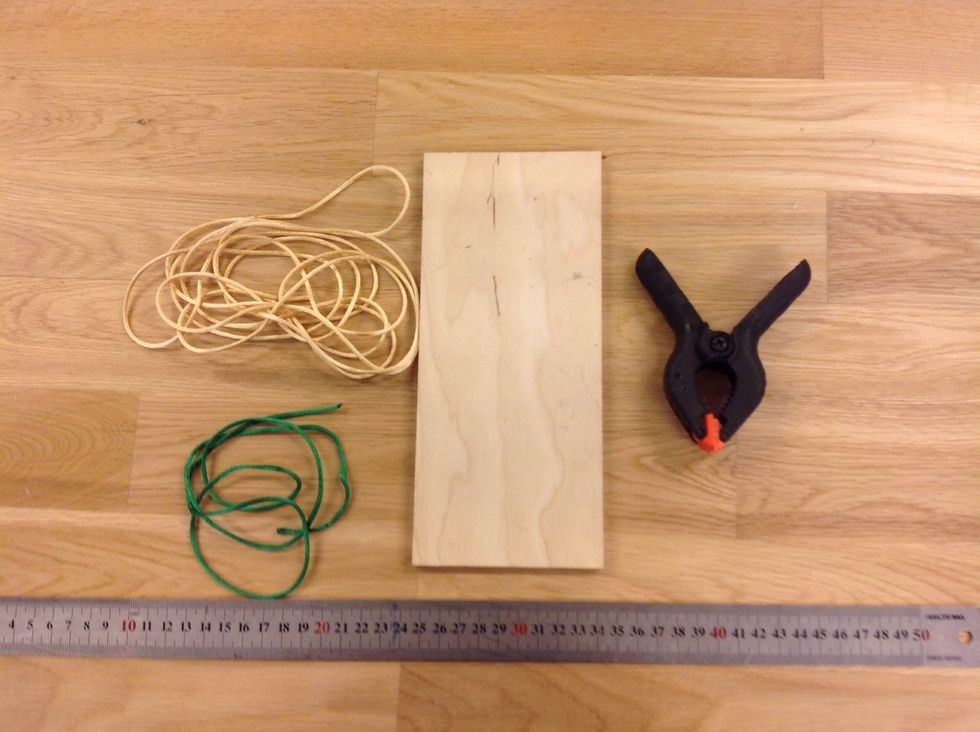 Du beh\u00f6ver 70 cm av sn\u00f6ret som ska vara inuti (gr\u00f6n) och 1,5 meter av det som du knyter med (gul) Du v\u00e4ljer sj\u00e4lvklart vilka f\u00e4rger du vill ha p\u00e5 ditt armband!