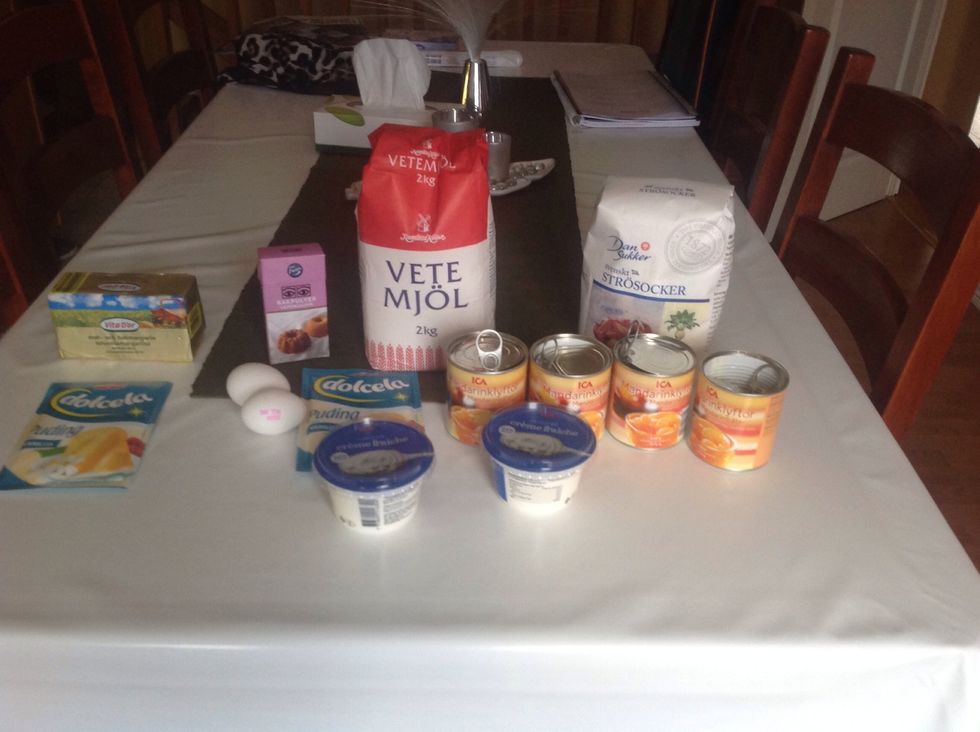 Du beh\u00f6ver: Cr\u00e9me fraiche, 4 burkar mandariner, 2 p\u00e5sar vaniljpudding,2 \u00e4gg, sm\u00f6r, vete mj\u00f6l, bakpulver och str\u00f6socker./You need cr\u00e9me fraiche, 4 cans mandarins, 2 bags vanillapudding, 2 eggs, butter,