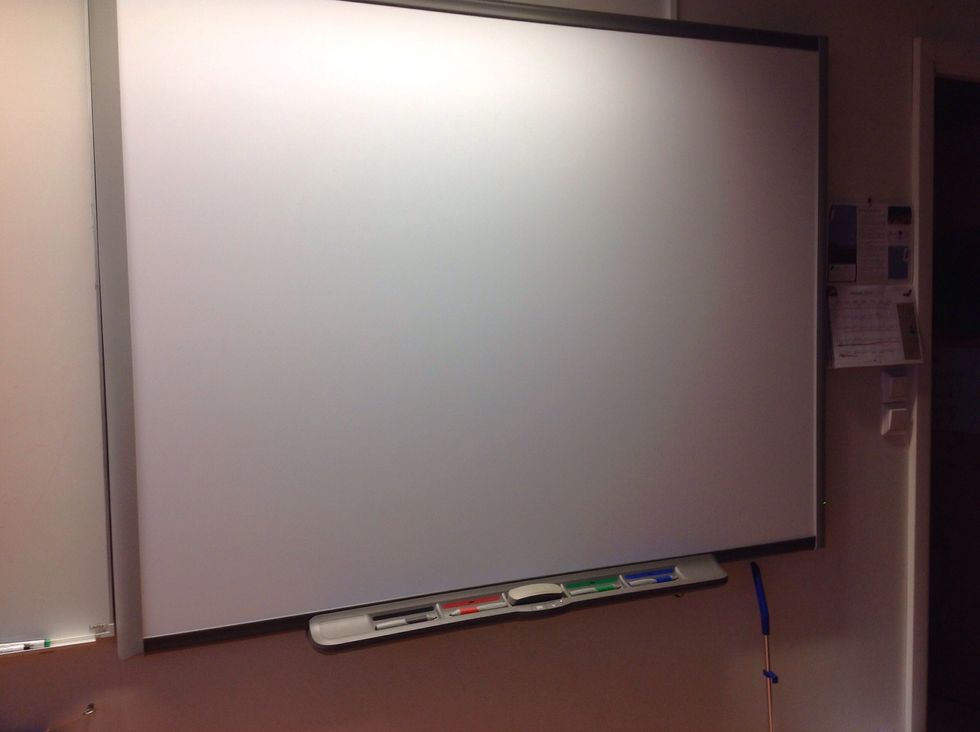 Du beh\u00f6ver en ljus bakgrund b\u00e4r du tar ditt kort. Du beh\u00f6ver \u00e4ven t\u00e4nka ut hur du ska sitta f\u00f6r att det ska bli s\u00e5 likt ett helgon som m\u00f6jligt och vilken symbol du vill anv\u00e4nda.