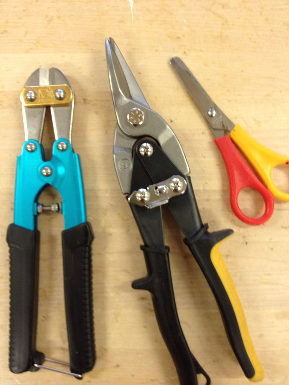 Du beh\u00f6ver en metallsax, g\u00e4rna en bultsax, och en "skruttsax" (en sax som f\u00e5r bli sl\u00f6).