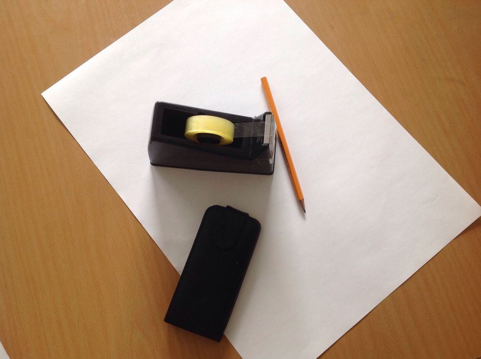 Du beh\u00f6ver ett stort papper, tejp, blyerts och en ficklampa!