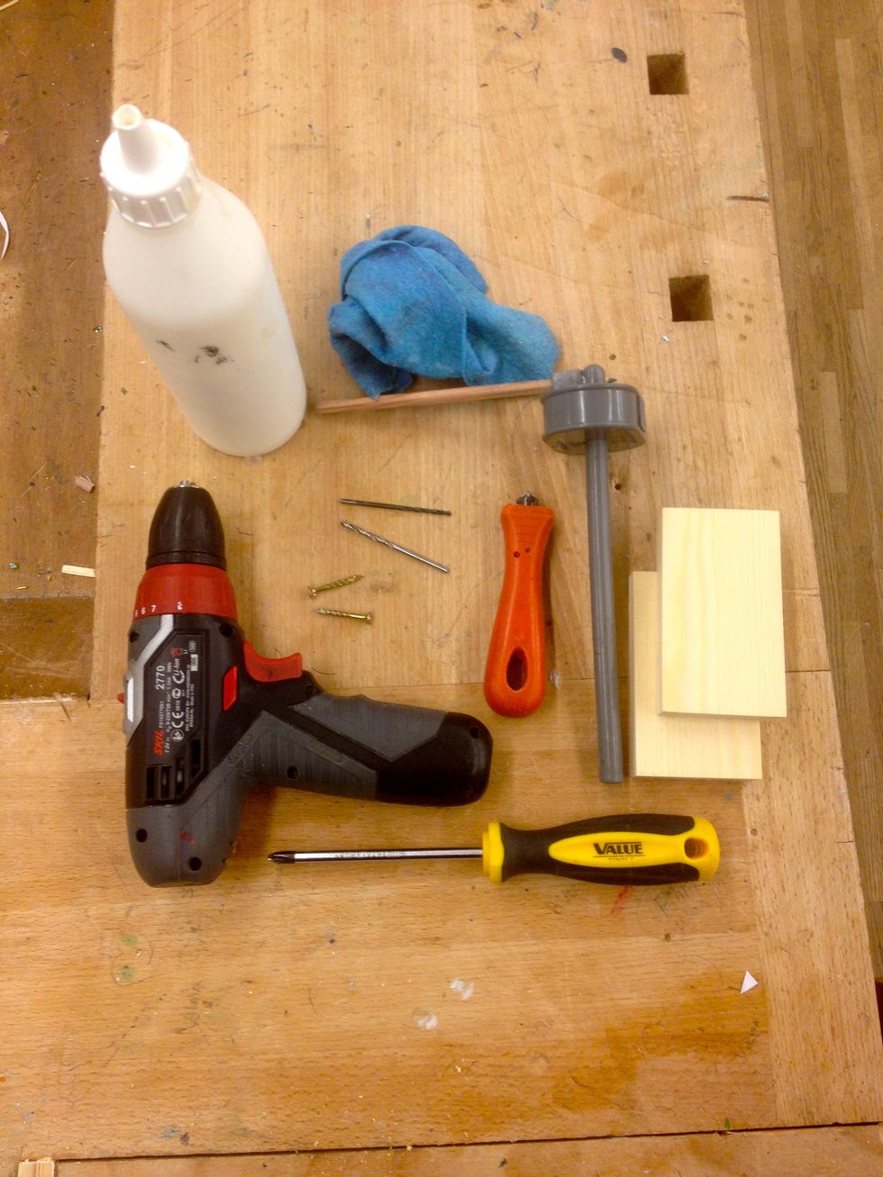 Du beh\u00f6ver f\u00f6ljande: dina tr\u00e4bitar, skruvar, ett skjutm\u00e5tt, borr i 2 storlekar, borrmaskin, skruvf\u00f6rs\u00e4nkare, lim, v\u00e5t trasa och skruvmejsel.