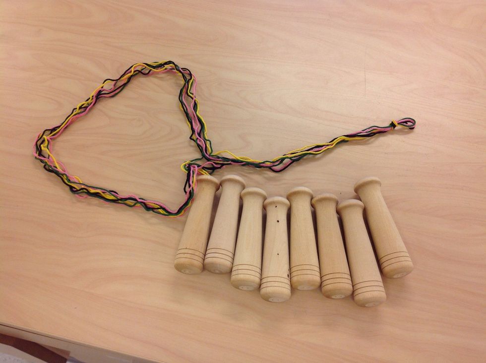 Du beh\u00f6ver fyra f\u00e4rger p\u00e5 garn och \u00e5tta tyngder. Klipp garnet ca 2,5 meter beroende p\u00e5 takh\u00f6jd. G\u00f6r en knut p\u00e5 mitten.