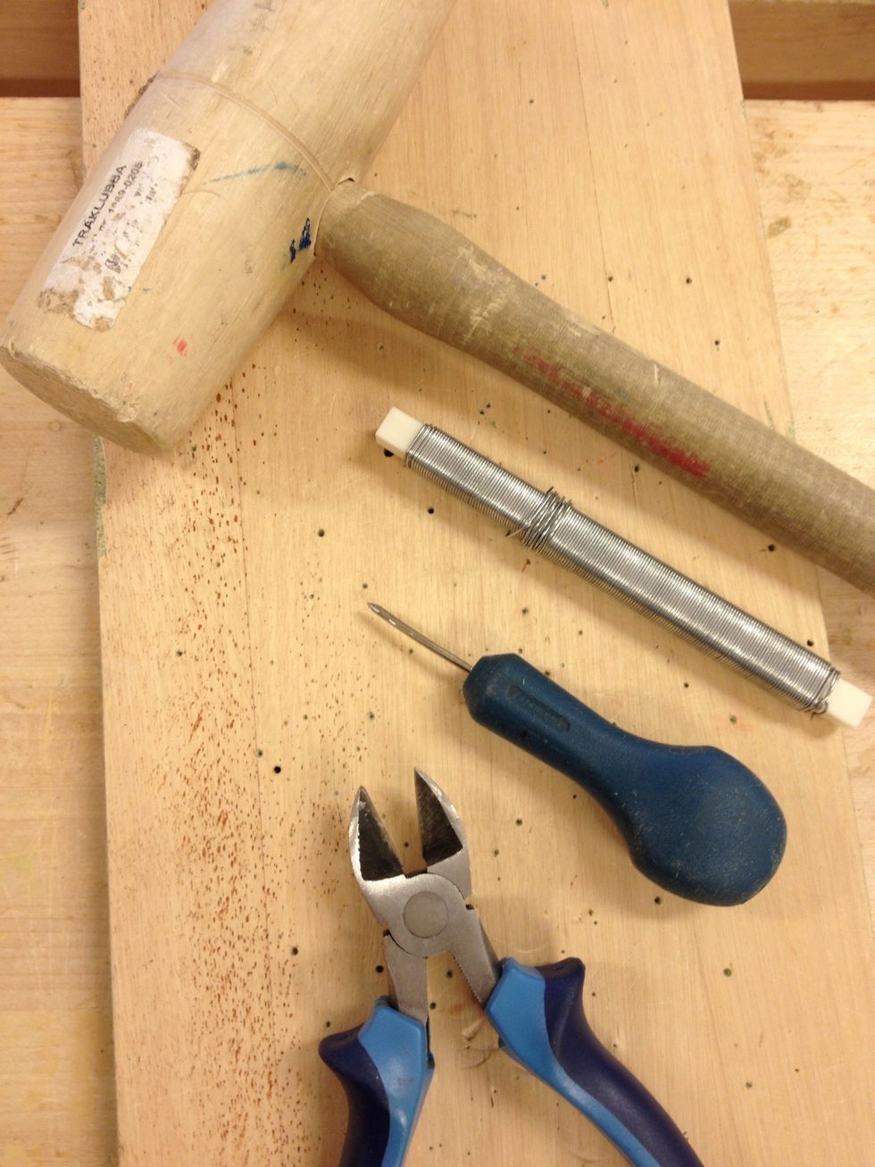 Du beh\u00f6ver ocks\u00e5 ett underl\u00e4gg, en syl, en tr\u00e4klubba, j\u00e4rntr\u00e5d (0,7 mm) och en avbitart\u00e5ng.