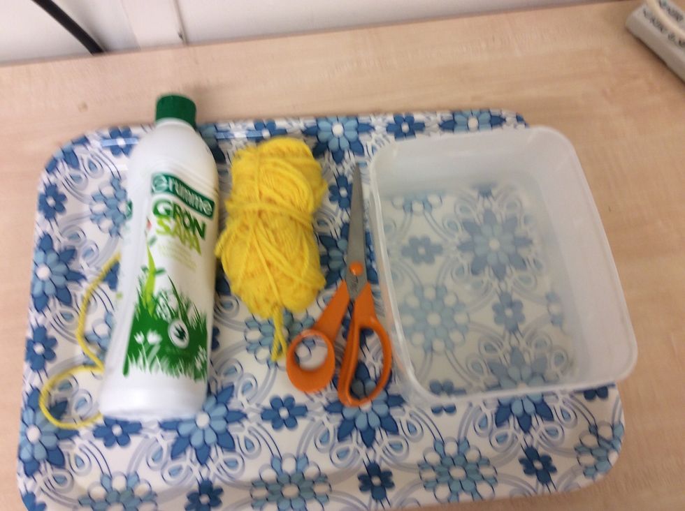 Du beh\u00f6ver sax, garn, bunke med vatten och s\u00e5pa